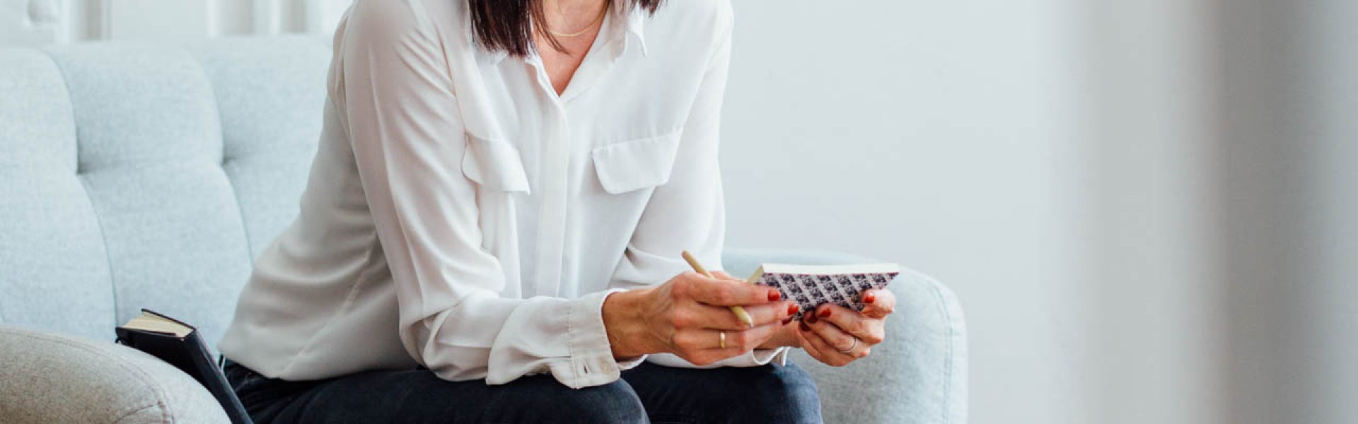 Frau sitzt am Sessel im Zukunftsstudio in Linz bei Mag. Eva Schrotter Unternehmensberatung Mediation Coaching