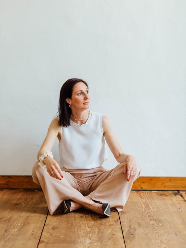 eva schrotter vom zukunftsstudio schaut nachdenklich und denkt über eine konfliktlösung eines familienunternehmen im nachfolgeprozess nach