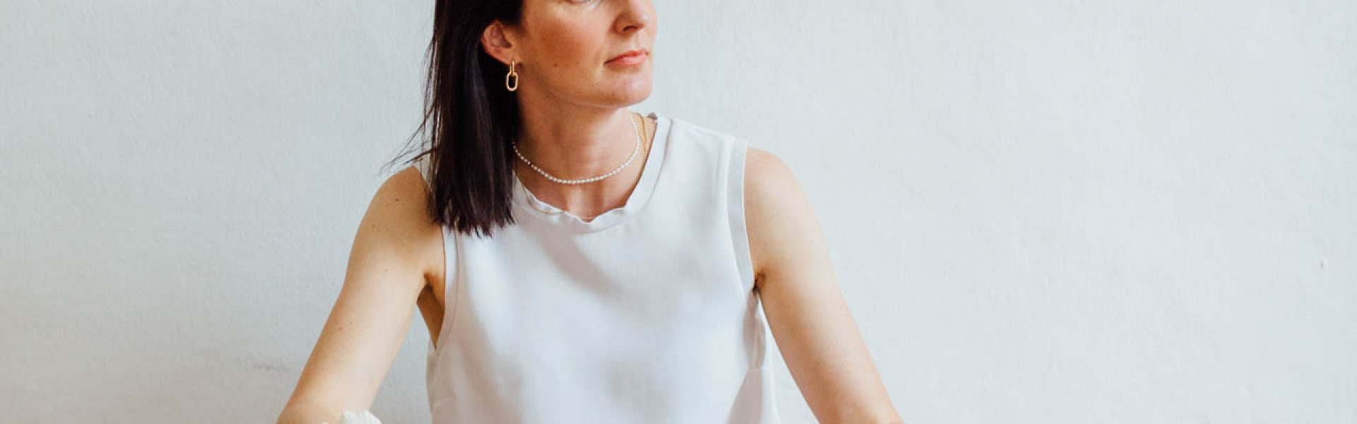 eva schrotter vom zukunftsstudio schaut nachdenklich und denkt über eine konfliktlösung eines familienunternehmen im nachfolgeprozess nach